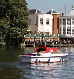 River Thame and pleasure craft